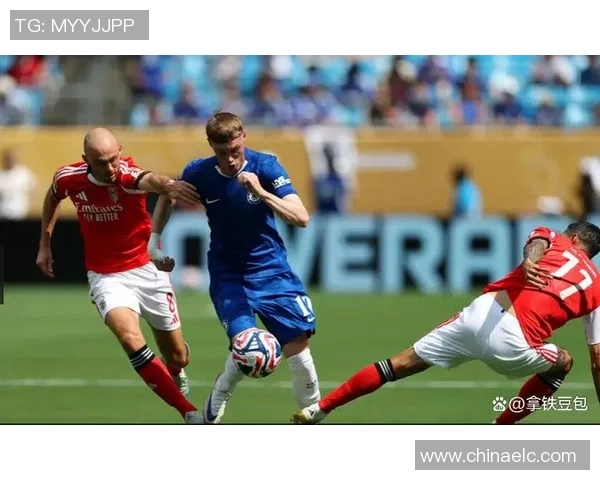 西甲激战本菲卡大胜莱比锡补时进球引发争议判罚全场沸腾 西甲激战本菲卡大胜莱比锡补时进球引发争议判罚全场沸腾