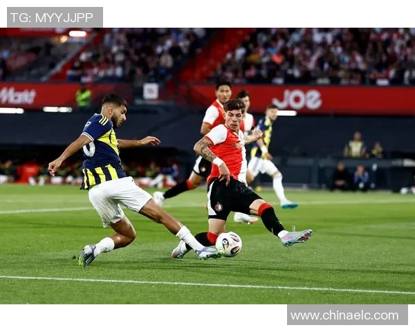 欧冠激战：里昂大胜那不勒斯乌龙球引发争议与全场沸腾