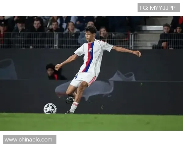 欧联杯精彩逆转利物浦战胜里昂引发全场狂欢的历史冷门瞬间