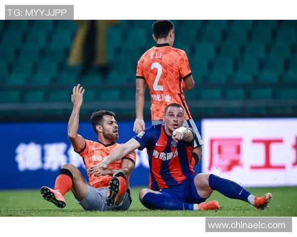 中超激战里昂与曼联握手言和争议判罚引发全场热议