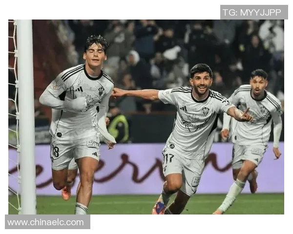 国王杯激战：拜仁与皇马0比0平局乌龙球瞬间引发全场狂欢解析